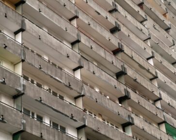 Bytový dům - panelák - balkony - obecní byty