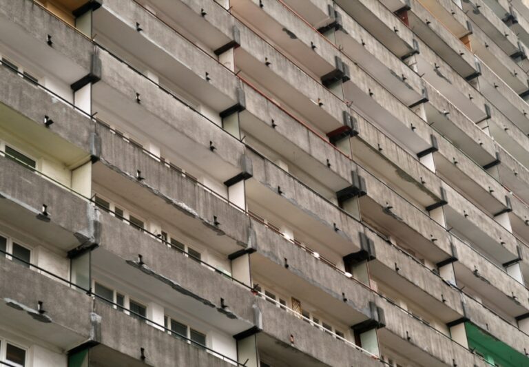 Bytový dům - panelák - balkony - obecní byty