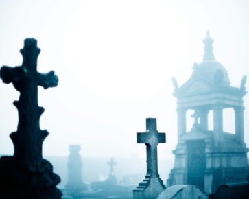 Hřbitov v mlze