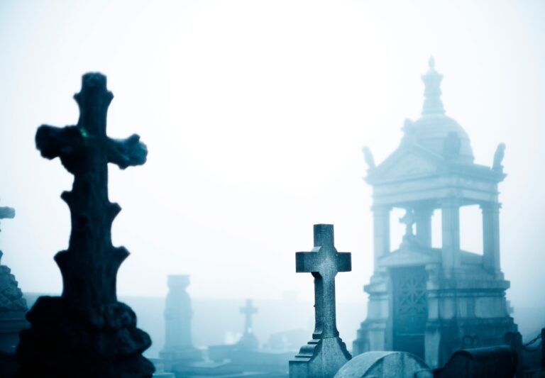 Hřbitov v mlze