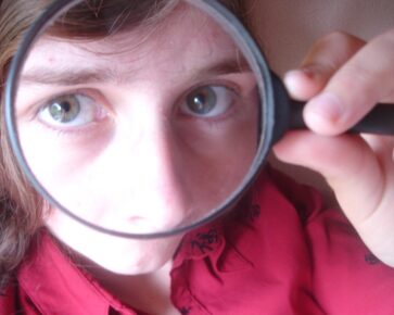 Lupa - kontrola hospodaření - žena - oči