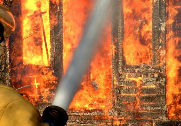 Požár, oheň, hasiči - pojištění nemovitostí - pojištění domácnosti a nemovitosti