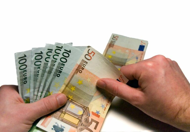 Peníze - bankovky - ruce - počítání peněz - EUR - eura