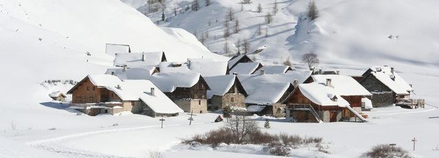 Vesnice zapadaná ve sněhu v horách