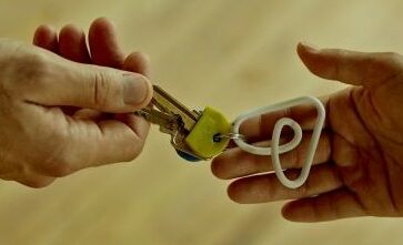 Airbnb - klíč - domov - ruce
