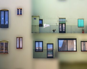 Bytový dům - balkón - okna