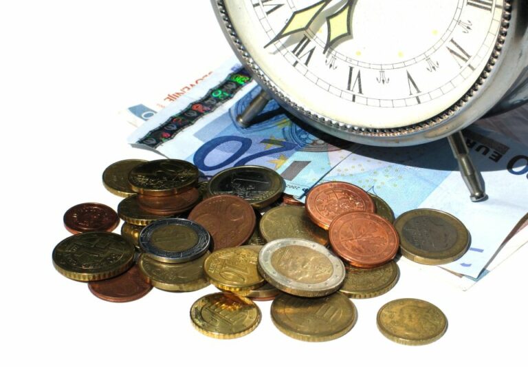 Čas - budík - peníze - bankovky - mince - eura