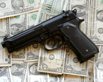 Pistole - zbraň - bankovky - peníze - dolary - USD