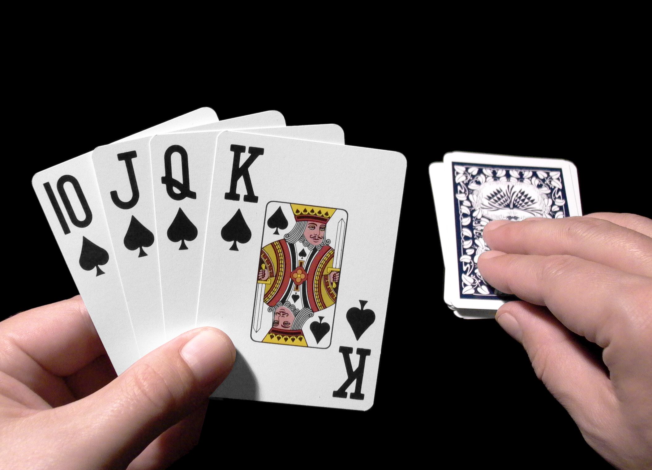 Карты с 15 лет. Колода карт в руке. Карты в руках. Рука с картами Покер. Аватарки для покера.