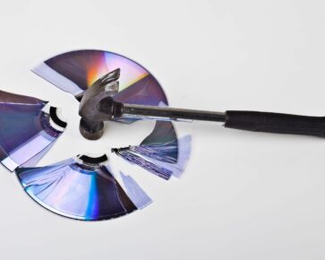 kladivem rozbité cd