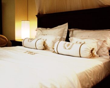 Byt - ložnice - postel - bydlí v nájmu