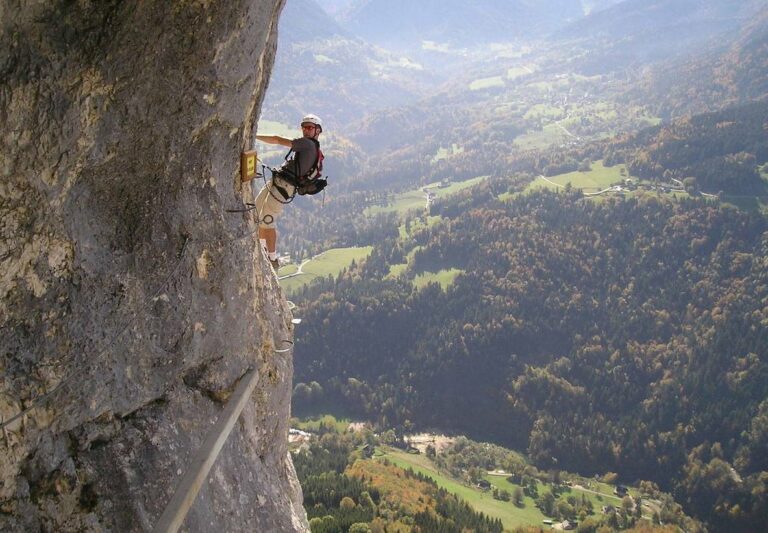 Horolezec - stěna - skála - převis - hloubka - závrať - příroda