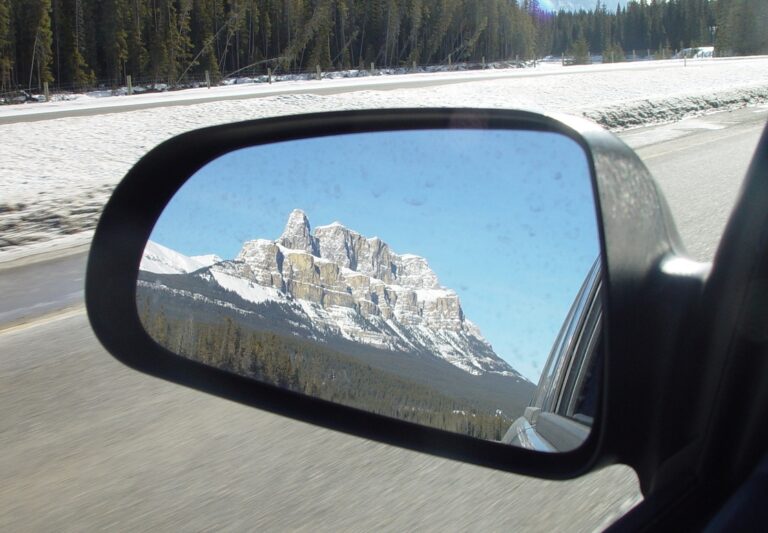 Zpětné zrcátko - automobil - hory - ohlédnutí - rok 2017