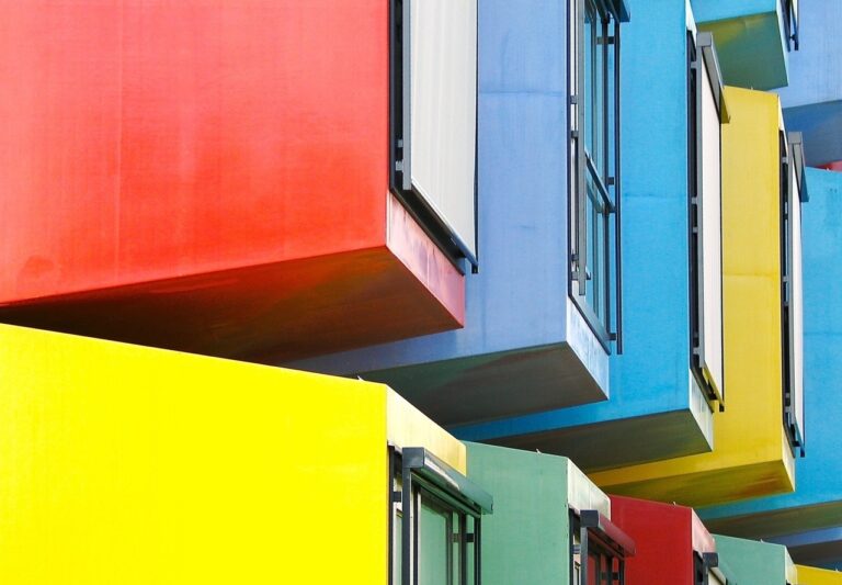 Barevné domy - okna - reality - byty - bytový dům - vzroste cena nemovitosti