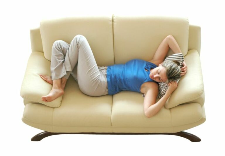 Spící žena na gauči - pohoda - sen
