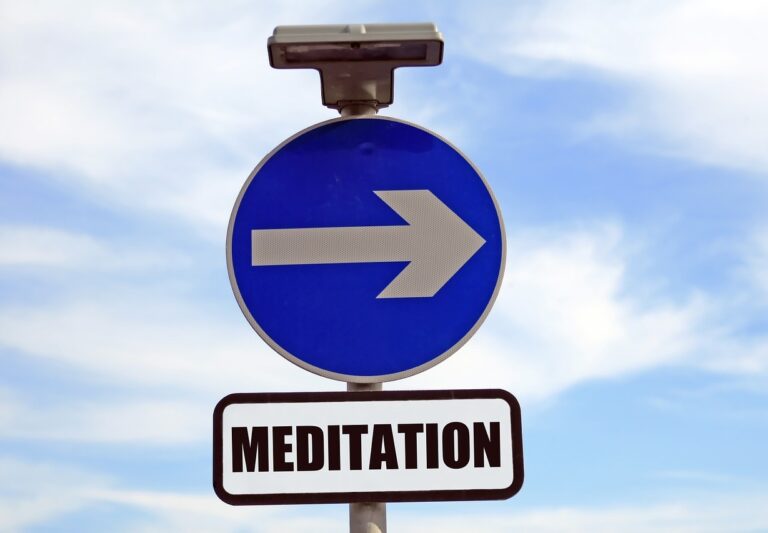 meditace - guru - přikázaný směr jízdy - značka
