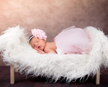 nemluvně - dítě - spící holčička v růžových šatech