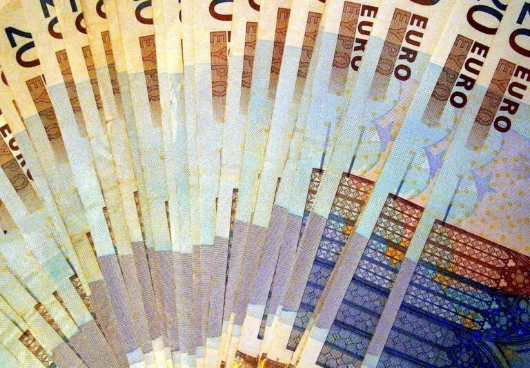 Peníze - bankovky - eura - zdroje